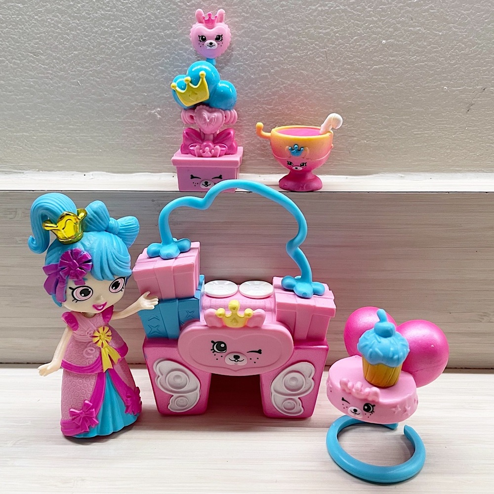 Shopkins Happy Places Royal Trends Squirrel Palace Party Set